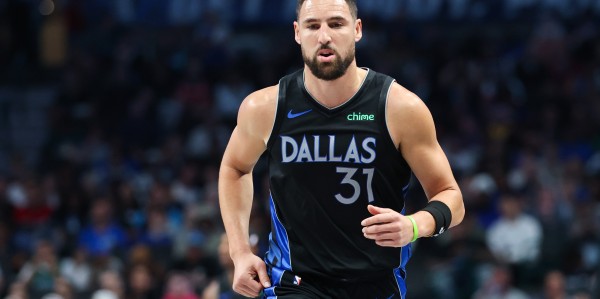 华体育官网最新版-不太行！克莱半场7中3拿到7分 三分5中1&amp;amp;正负值-7